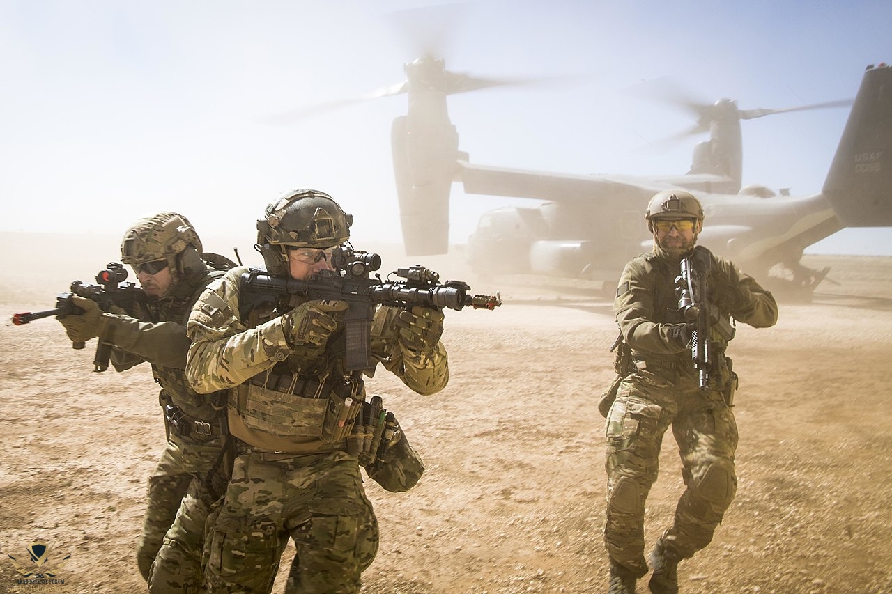 1280px-A_joint_special_forces_team_moves_together_out_of_an_Air_Force_CV-22_Osprey_aircraft,_F...jpg