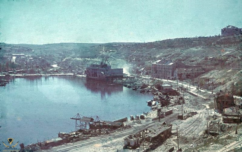 Bundesarchiv_N_1603_Bild-121,_Russland,_Sewastopol,_zerstörter_Hafen.jpg