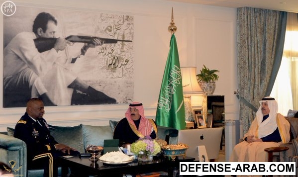 متعب بن عبدالله مع القائد الأمريكي.jpg