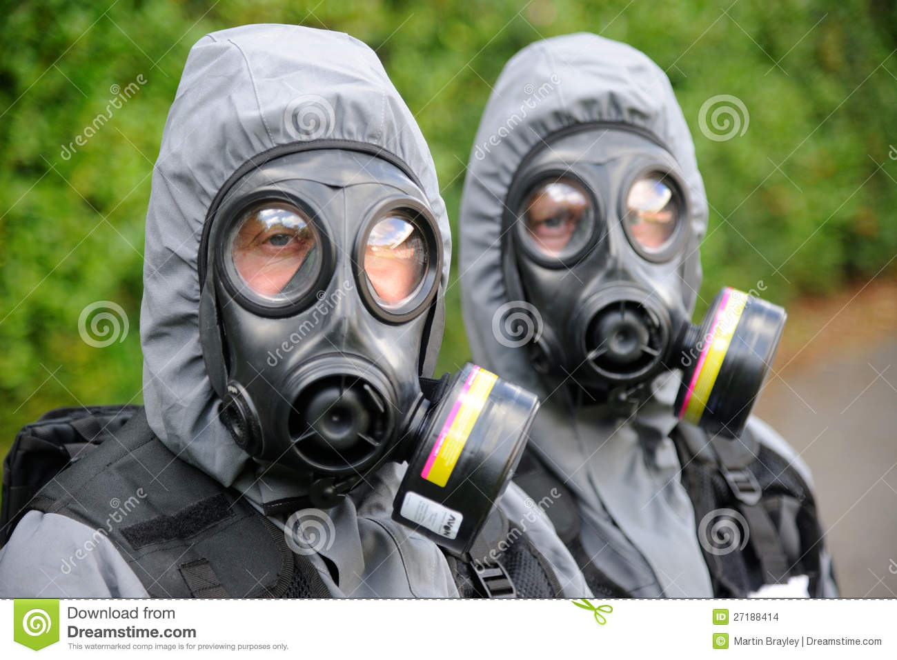 swat-officers-gas-masks-27188414.jpg