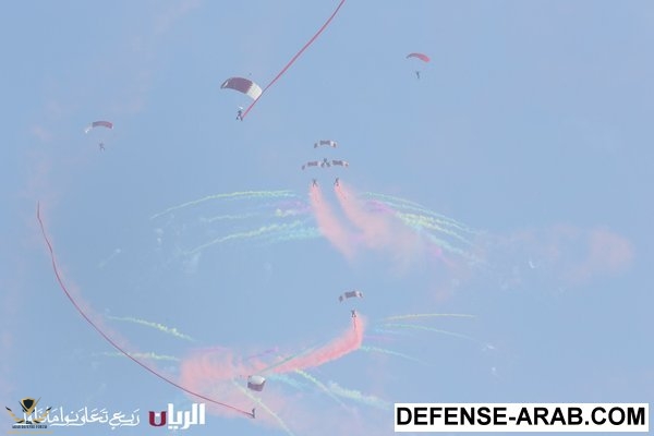 عروض المنتخب العسكري بالمظلات في قطر١.jpg