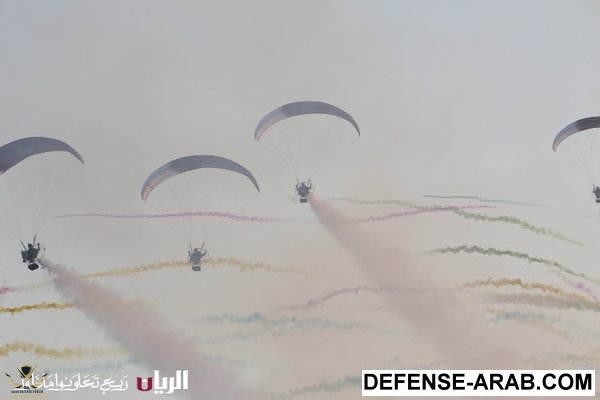 عروض المنتخب العسكري بالمظلات في قطر٢.jpg
