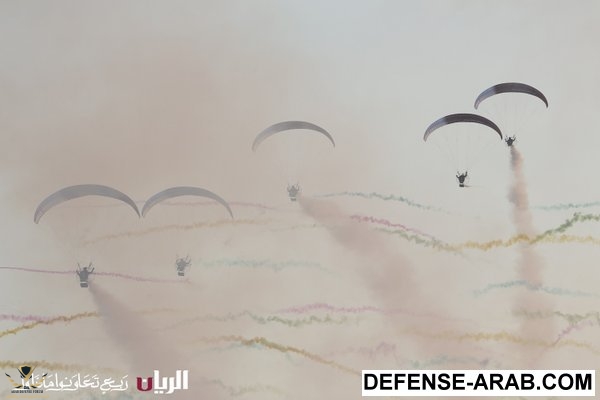 عروض المنتخب العسكري بالمظلات في قطر٣.jpg