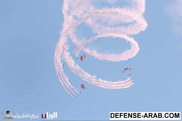 عروض المنتخب العسكري بالمظلات في قطر٤.jpg