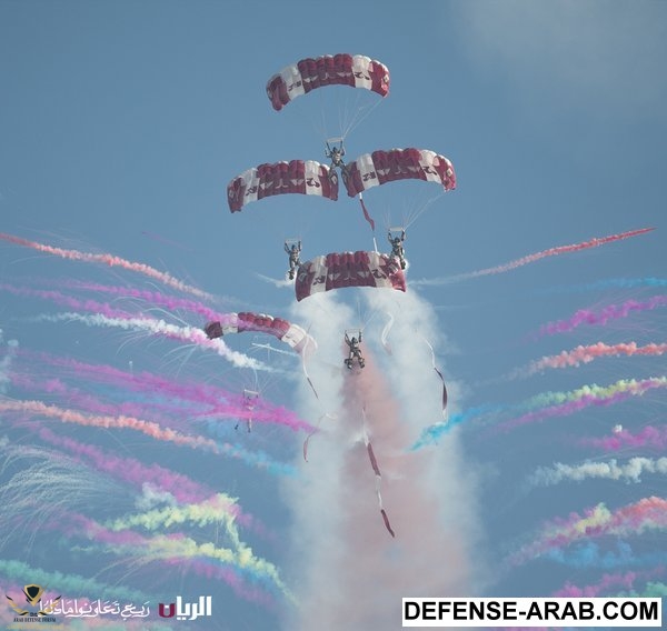 عروض المنتخب العسكري بالمظلات في قطر٥.jpg