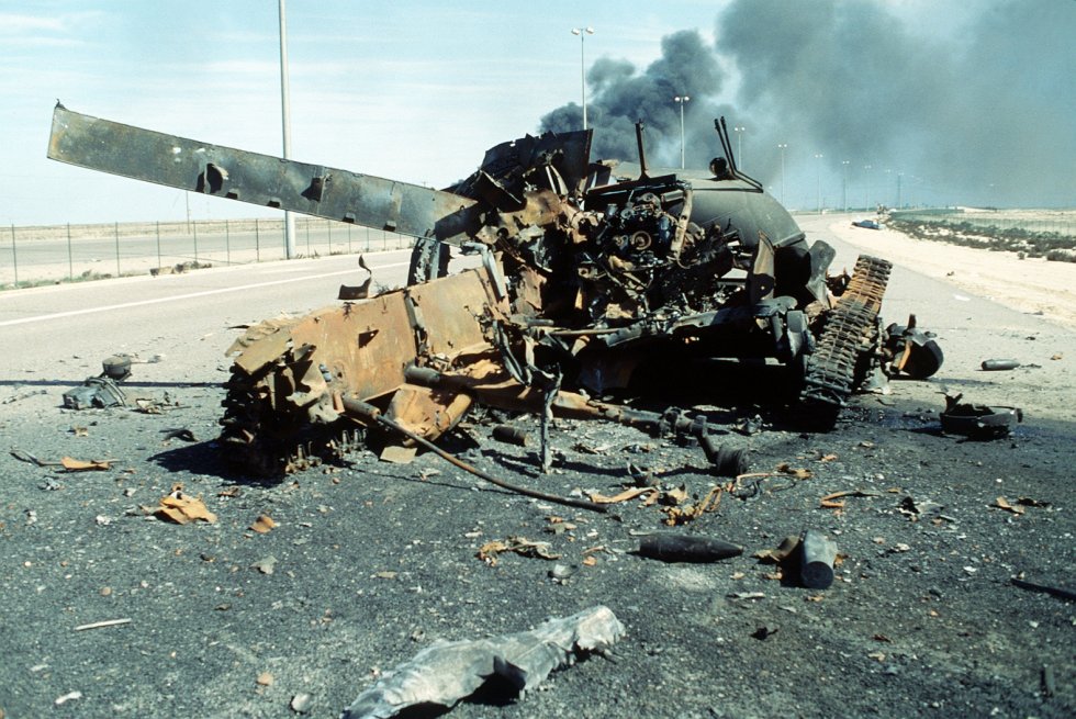 A_destroyed_iraqi_main_battle_tank_on_the_Highway_of_Death.jpg