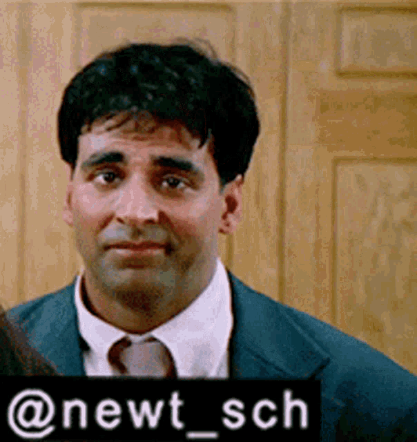 garam-masala-deepti-ko-samjhate-chakra-gaya.gif