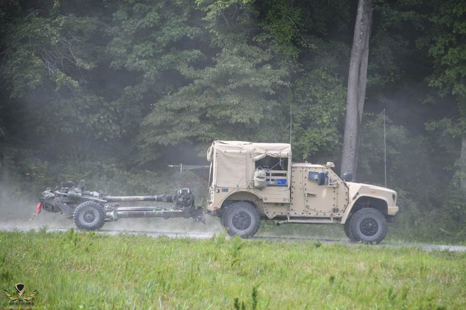 US_Army_tests_JLTV_as_prime_mover_and_ammunition_carrier_for_M119A3_105mm_howitzer_925_001.jpg