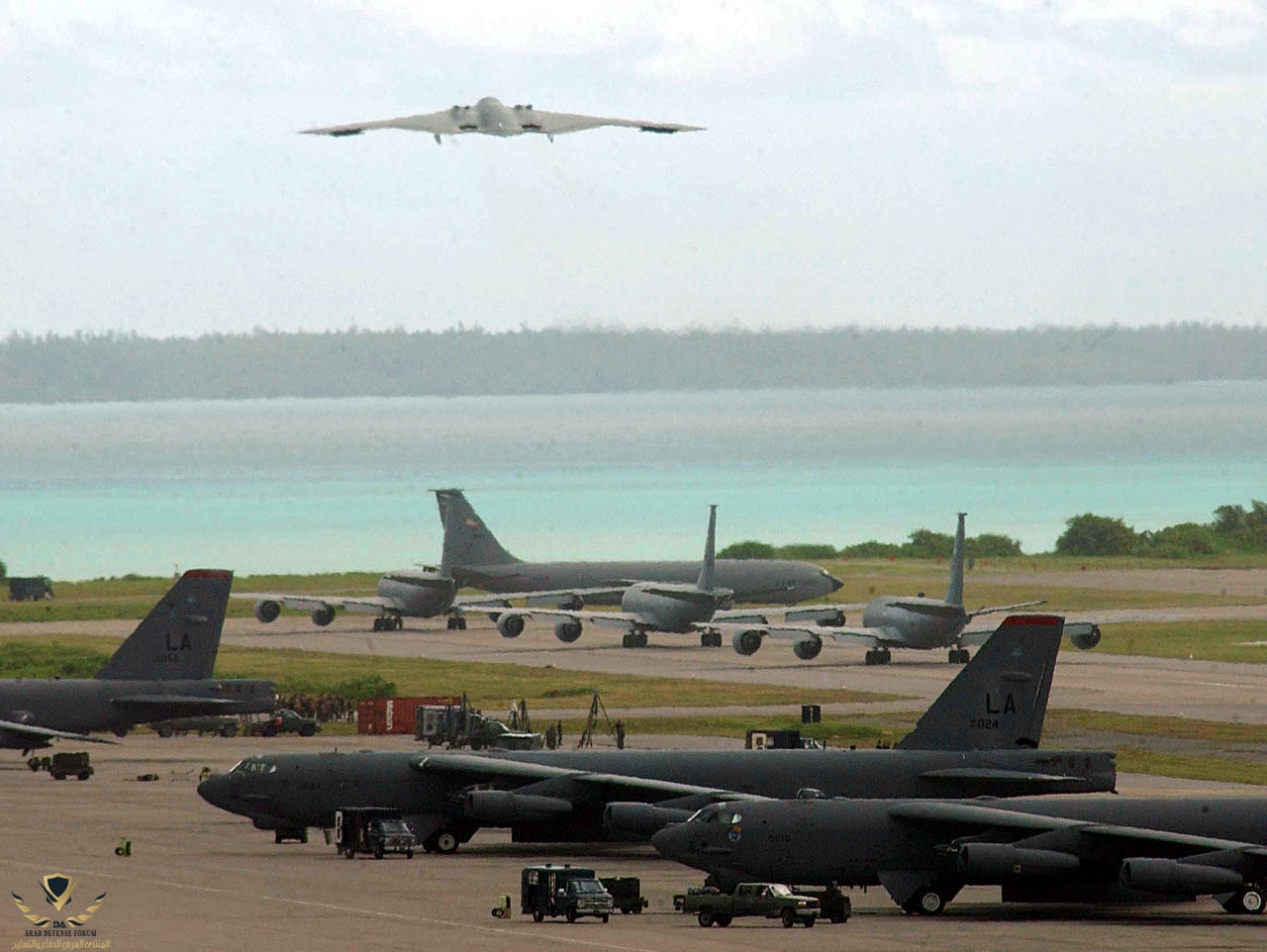 1280px-US_Air_Force_030320-F-4338B-042_Busy_bombers.jpg