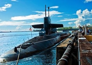 300px-Submarine_is_docked_at_a_U.S._Navy_support_facility_on_Diego_Garcia_island.jpg