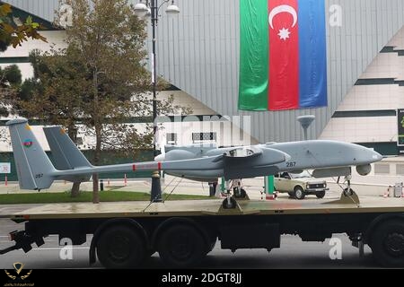 bakou-azerbaidjan-9-decembre-2020-un-camion-porte-un-heron-1-mk-ii-moyen-altitude-longue-endur...jpg