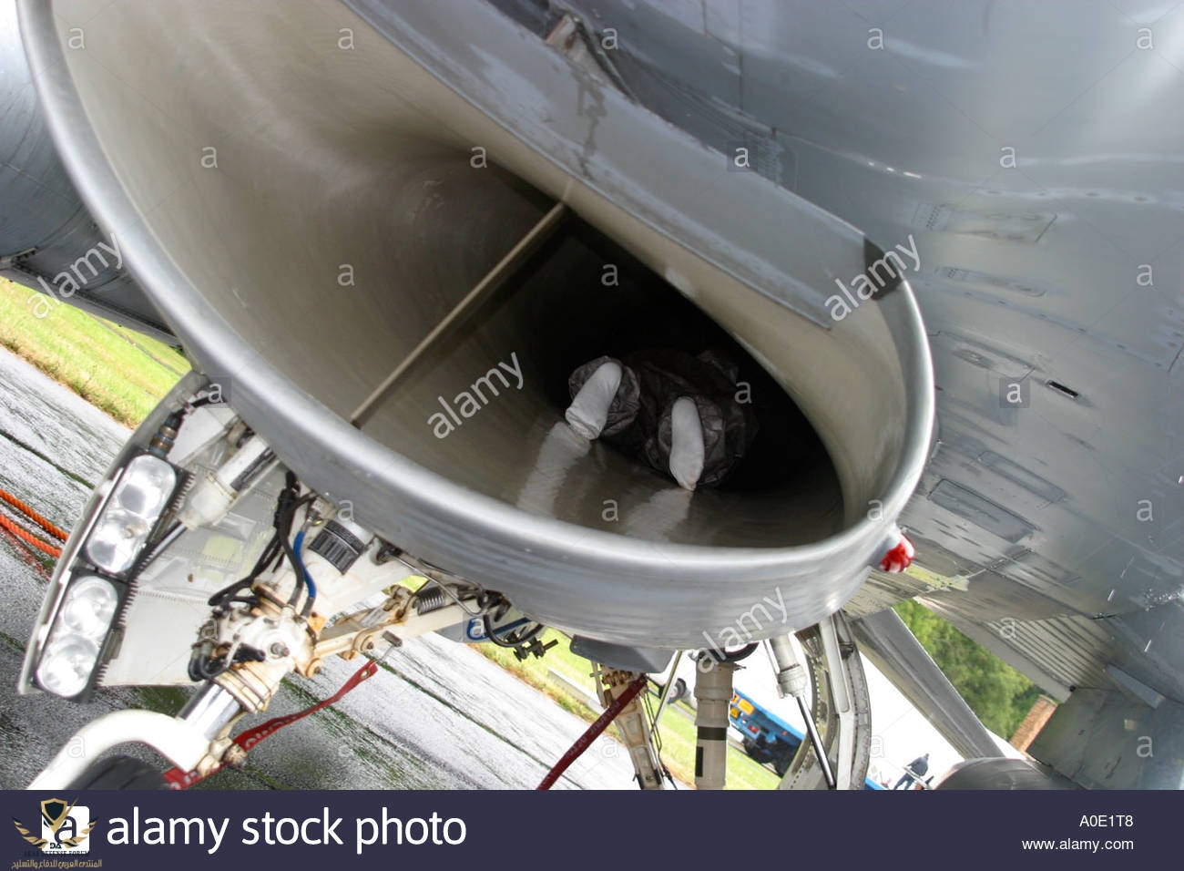 pilot-inspecting-jet-air-intake-on-f16-fighter-plane-A0E1T8.jpg