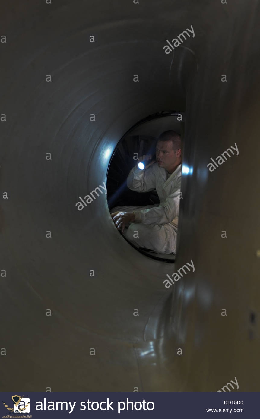 u-2-aircraft-maintenance-unit-crew-chief-checks-the-engine-intake-DDT5D0-1.jpg