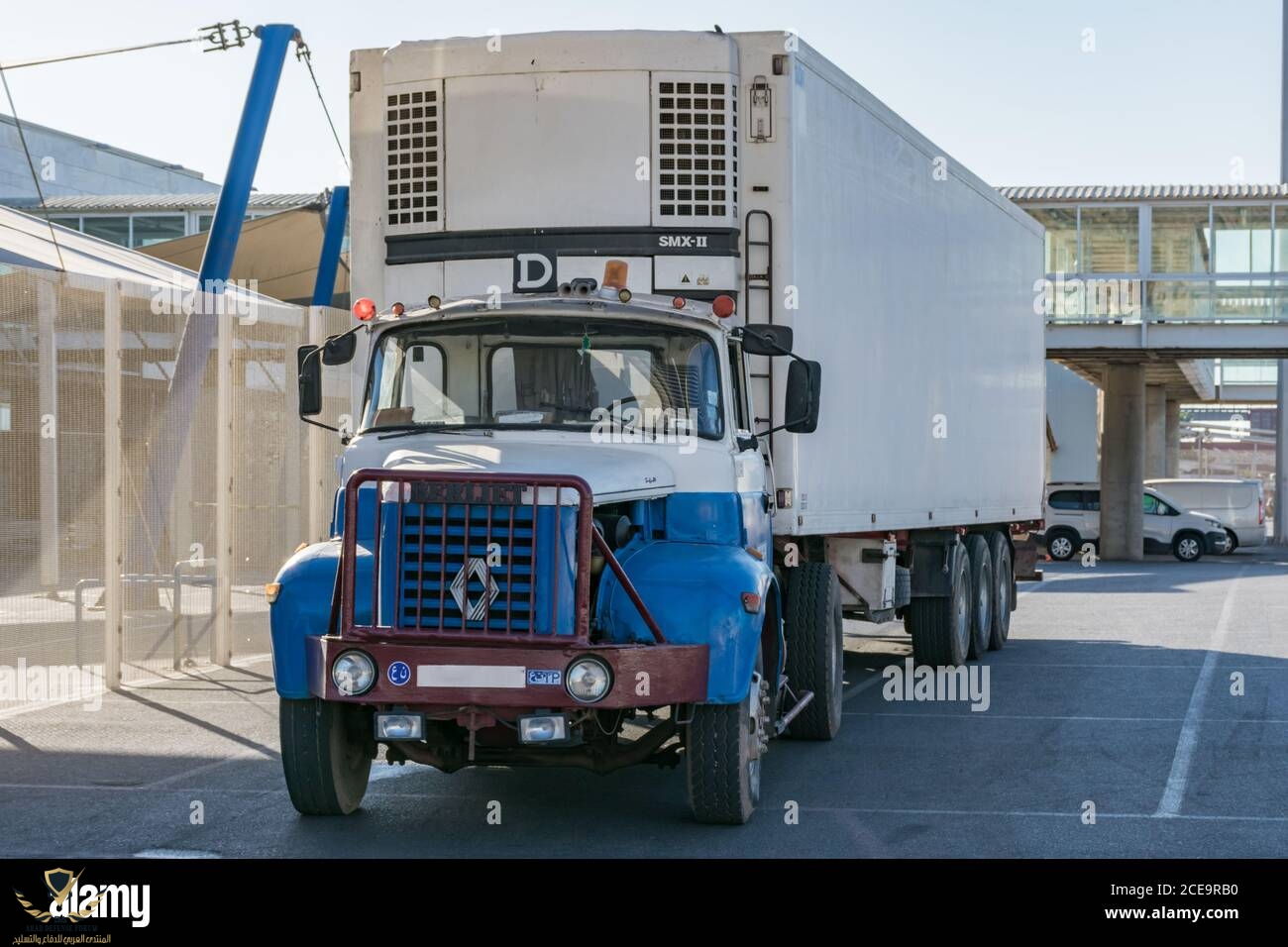 berdet-renault-truck-d-argelia-dans-le-port-d-almeria-camion-de-plus-de-cinquante-ans-attache-...jpg