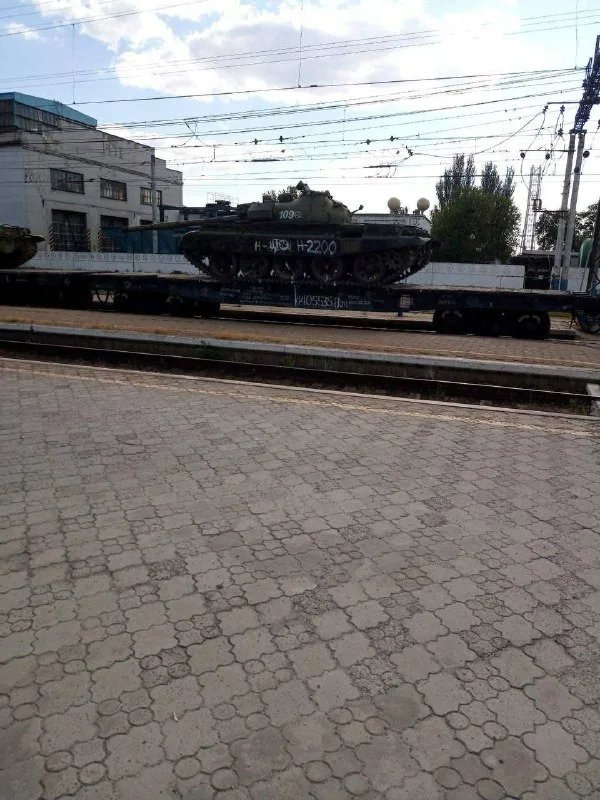 Echolon-of-old-T-62s-arrived-in-Melitopol-Ukraine.jpg