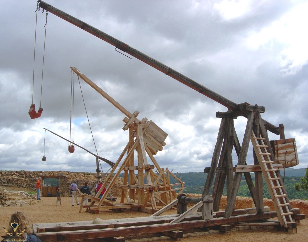 1200px-Trebuchet_Castelnaud.jpg