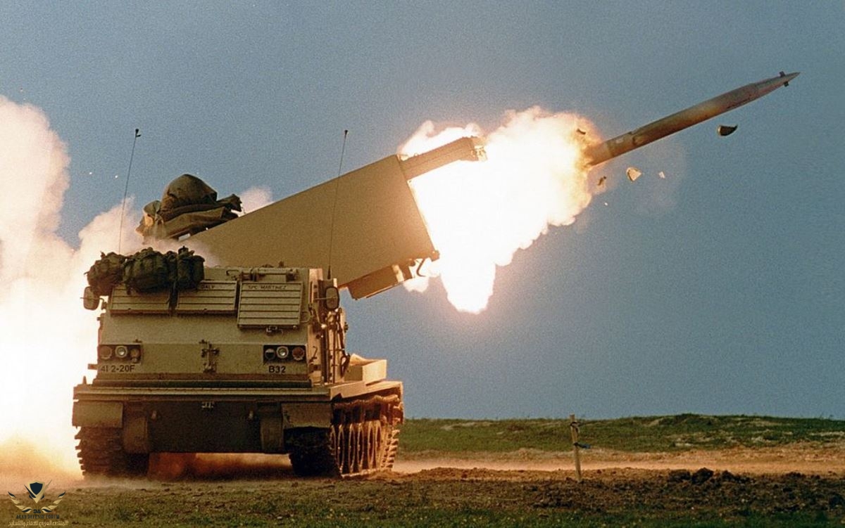 El MLRS despliega su potencia de fuego (US Army)(1).jpg