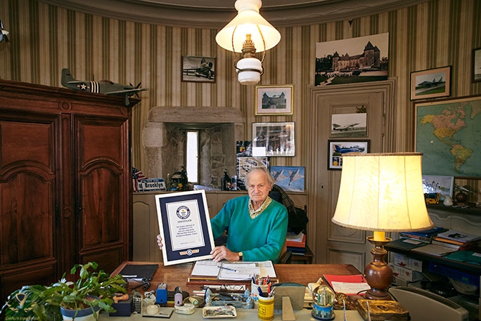 Michel-Pont-with-his-Guinness-World-Records-certificate_tcm25-526268.jpg
