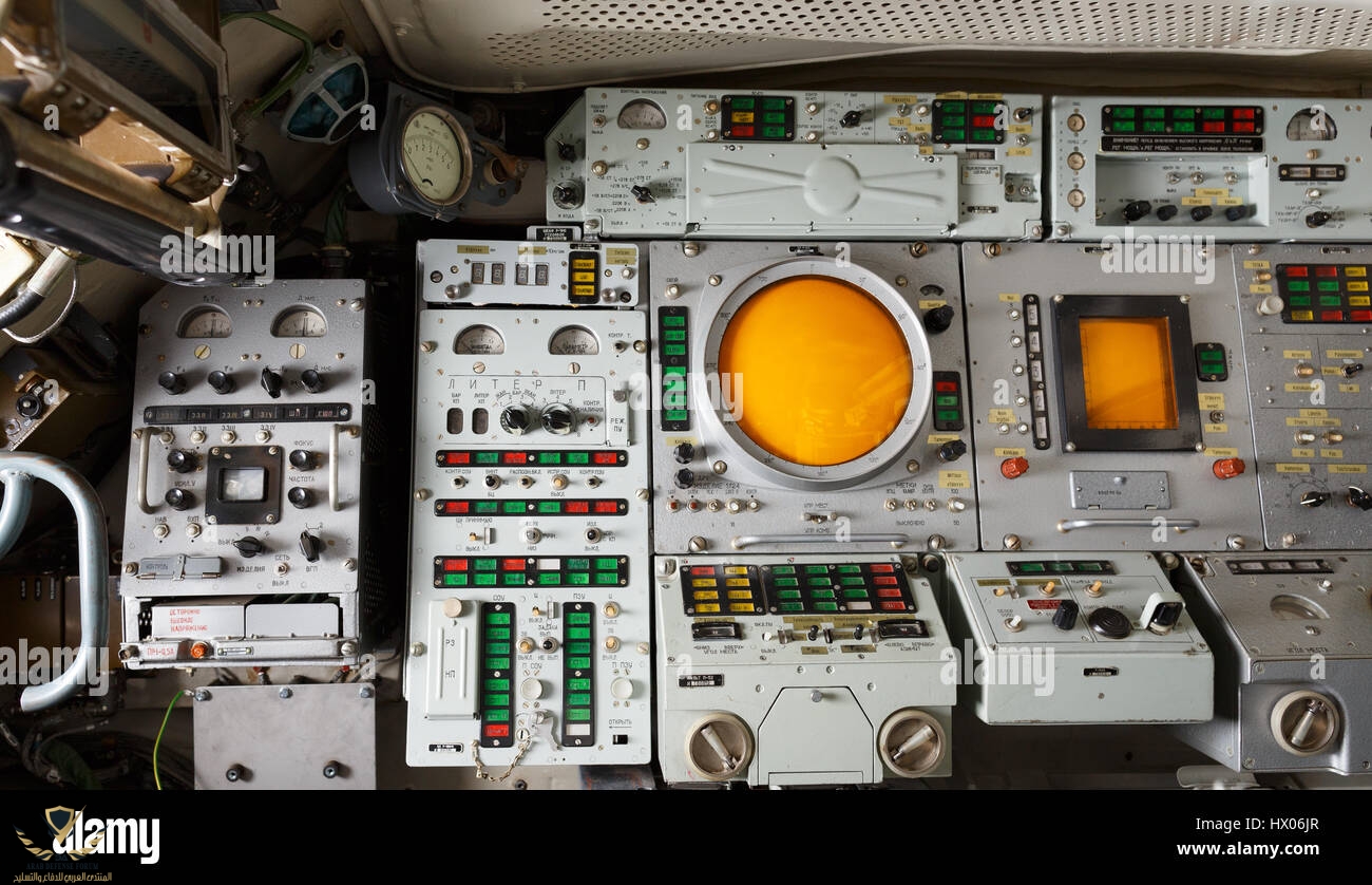 telar-vehicle-interior-of-the-buk-m1-surface-to-air-missile-system-HX06JR.jpg