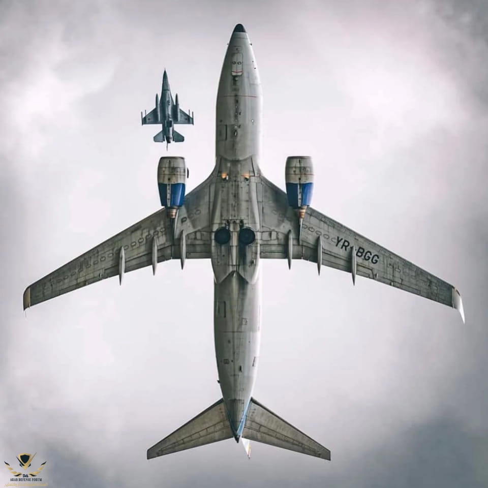 A Romanian AF F-16 alongside a Tarom Boeing 737.jpg