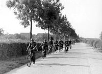 200px-Bundesarchiv_Bild_183-S73823,_Arnheim,_Radfahrschwadron_im_Anmarsch.jpg
