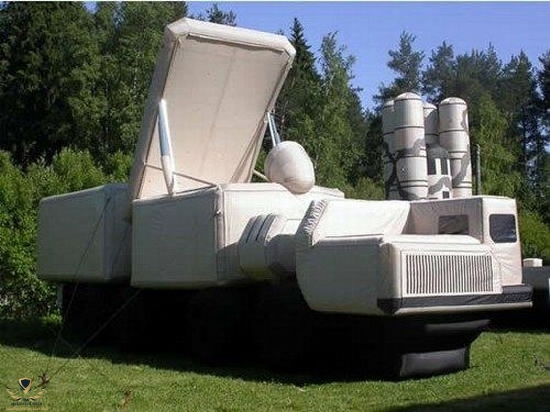 russian-inflatable-war-machines-3.jpg