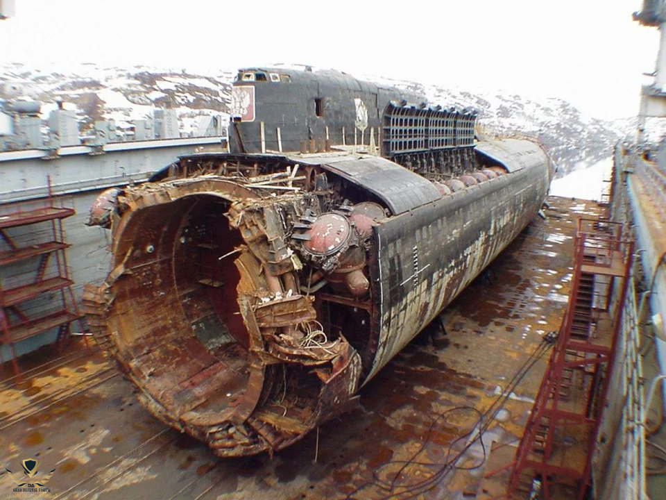 Wreck of Russian submarine K-141 Kursk at Roslyakovo Shipyard in Murmansk, 2001.png