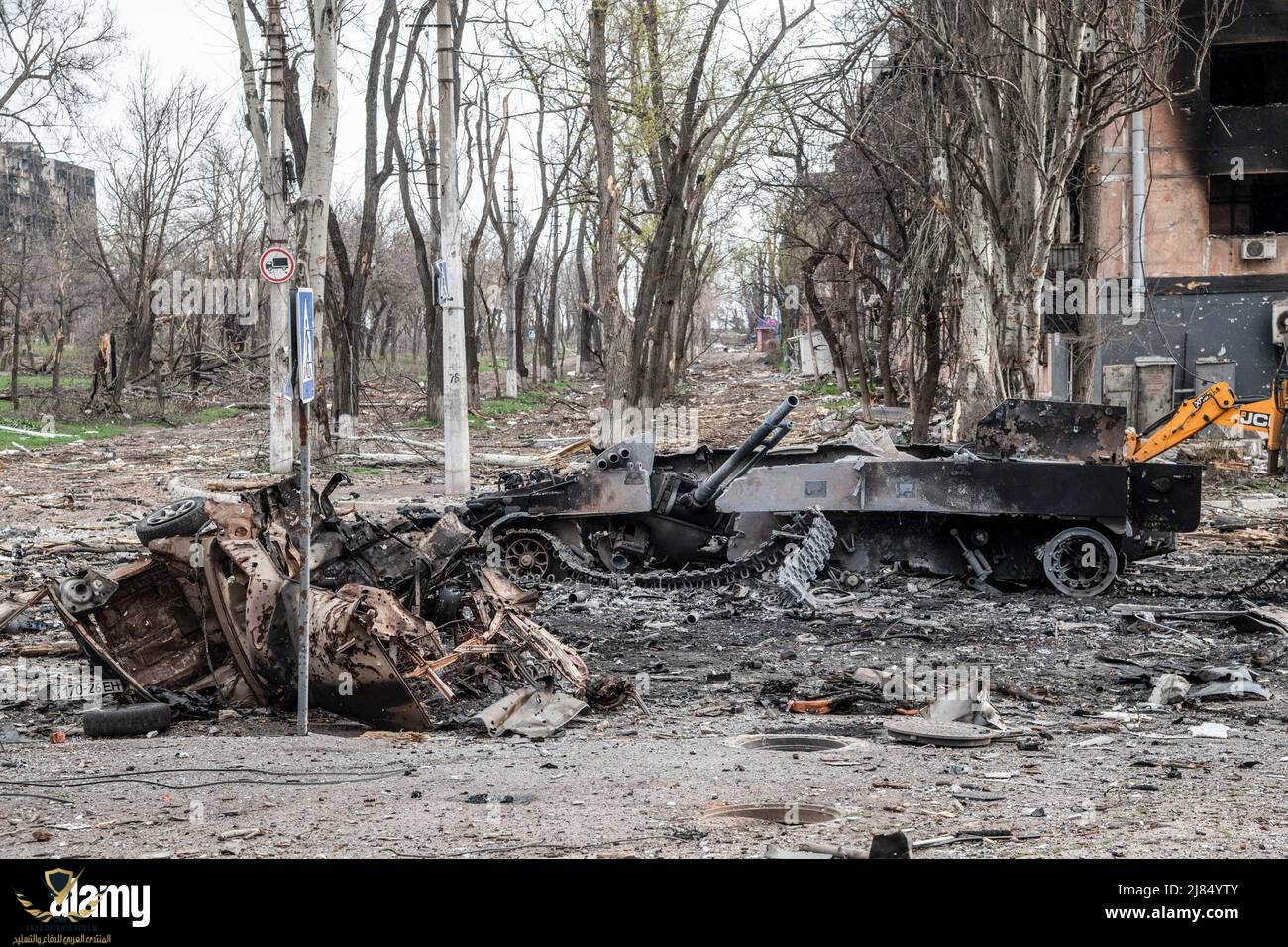 mariupol-ukraine-18th-apr-2022-a-destroyed-bmp-3-infantry-fighting-vehicle-on-azovstalska-stre...jpg