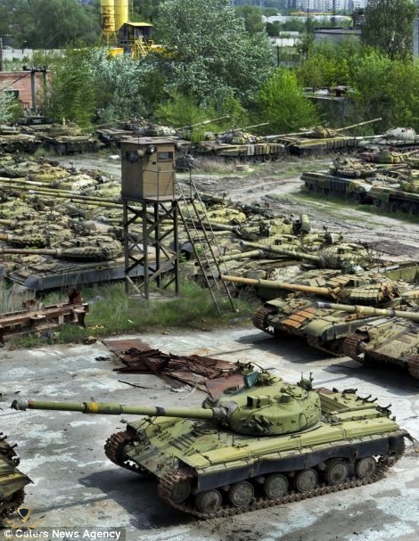 Stunning images show huge abandoned tank graveyard in Ukraine.jpeg