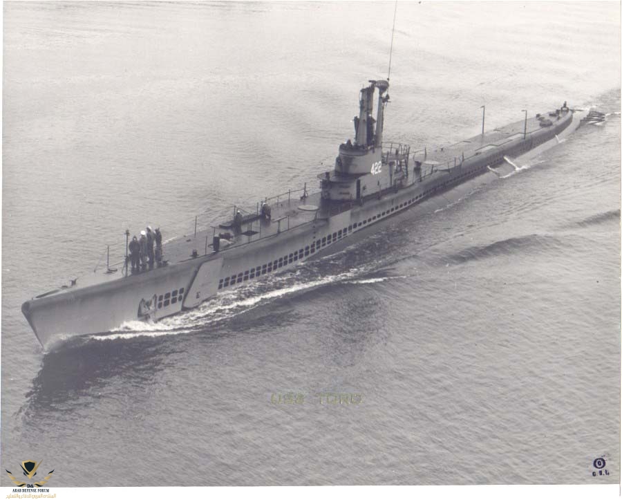 USS_Toro_(SS-422)_underway,_circa_in_the_1950s.jpg