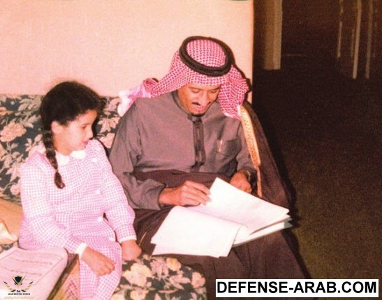 صورة-نادرة-للملك-سلمان-بن-عبد-العزيز-مع-ابنته-الأميرة-حصة.jpg