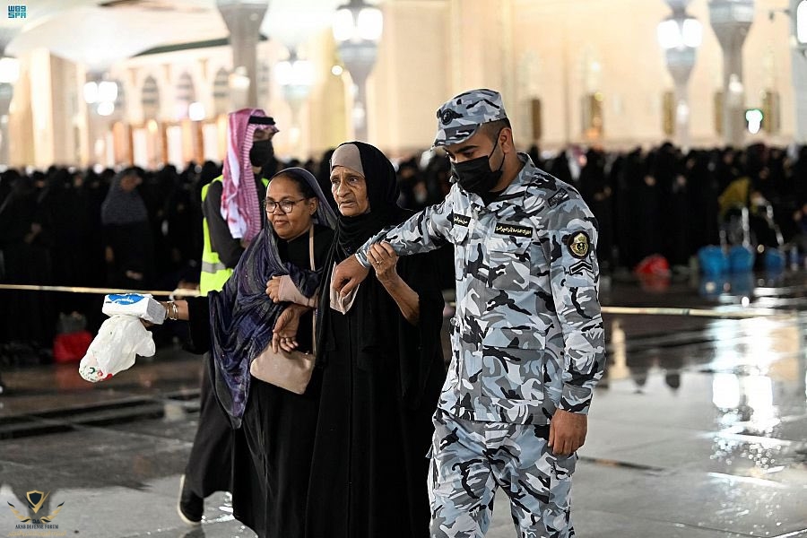 في مسجد رسول الله.. يدٌ تحمي وأخرى تَحنو..jpg