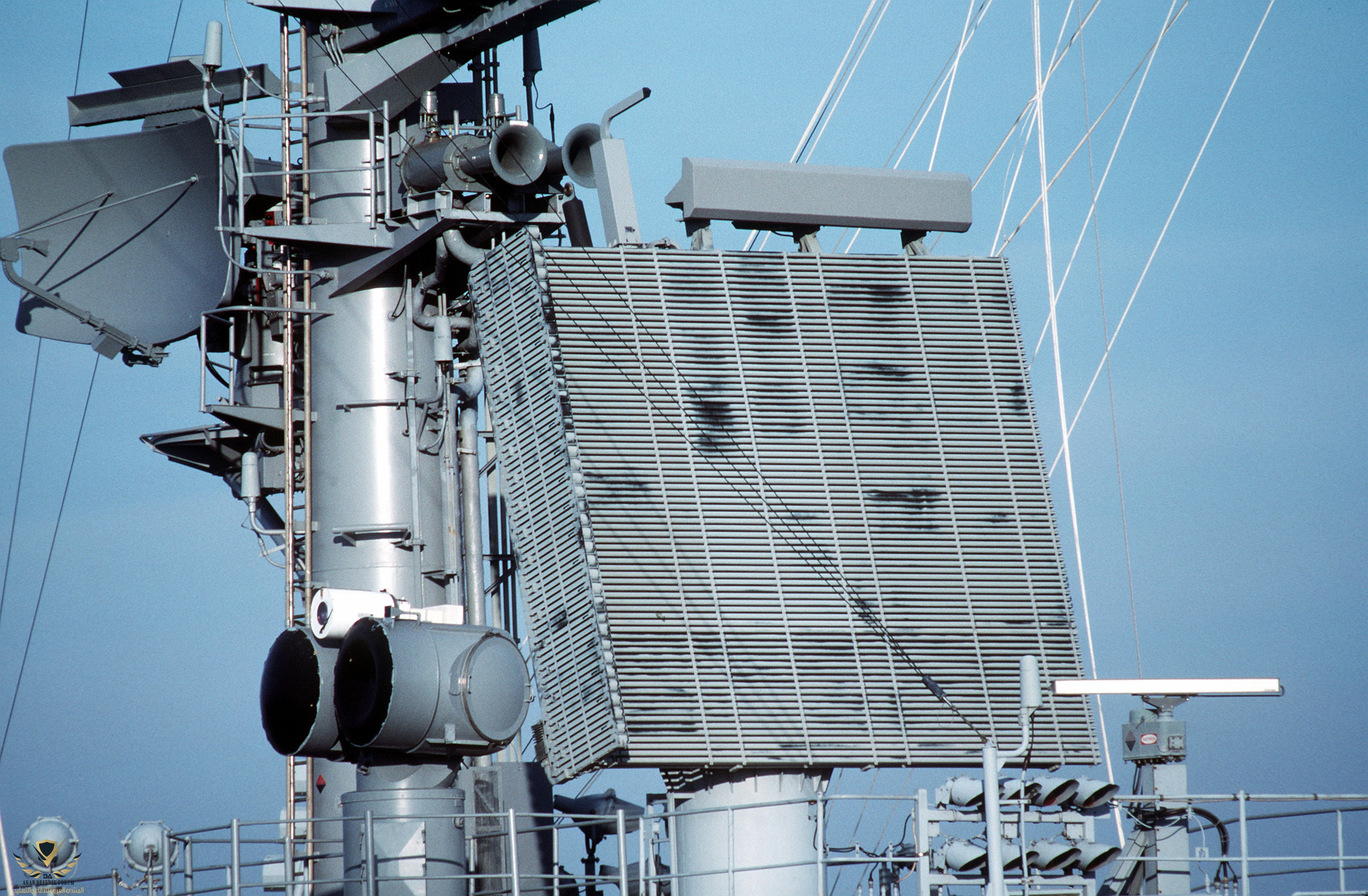 Radar_antennas_on_USS_Theodore_Roosevelt_CVN-71.jpg