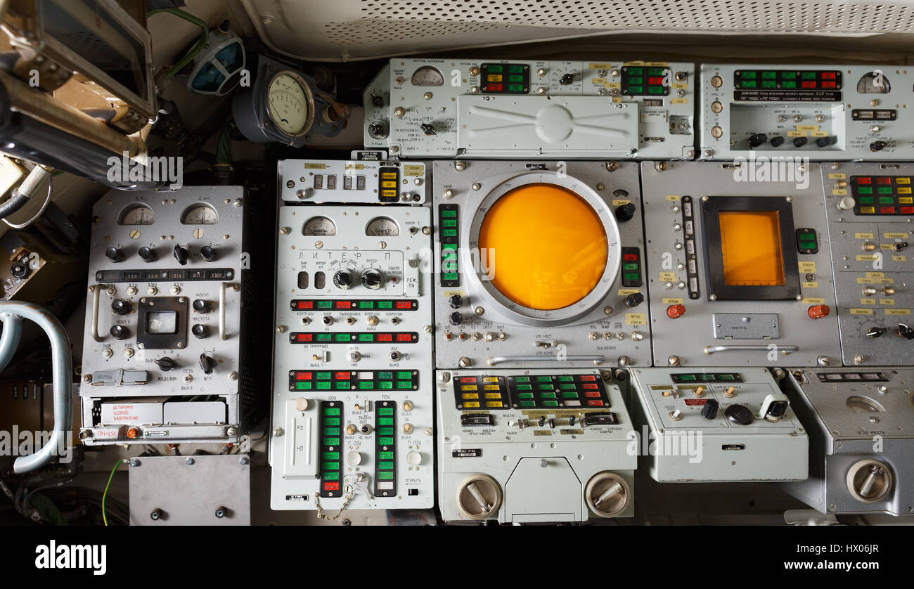 telar-vehicle-interior-of-the-buk-m1-surface-to-air-missile-system-HX06JR.jpg