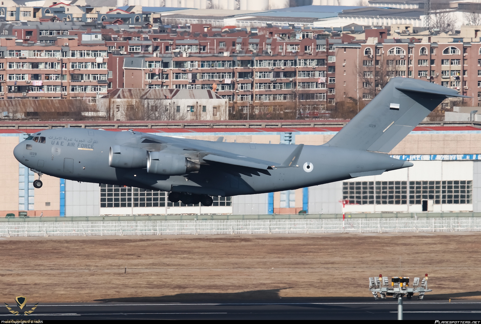 1228-united-arab-emirates-air-force-boeing-c-17a-globemaster-iii_PlanespottersNet_1257627_9b3e...jpg