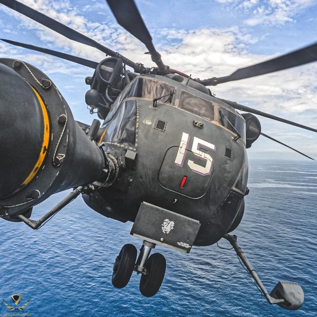 mh-53e-sea-dragon-takes-a-selfie-1800-1800-v0-bu66erc5fgca1.jpg