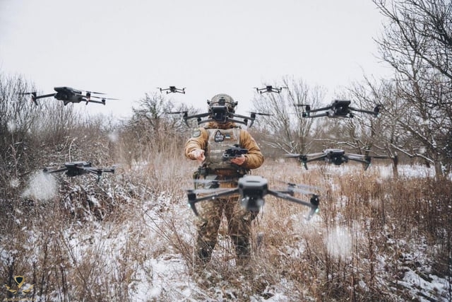 ukrainian-soldier-with-a-flock-of-drones-1800-1202-v0-gae722n0nxha1.jpg
