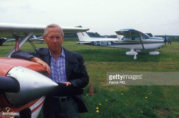 le-moniteur-du-jeune-pilote-allemand-mathias-rust-qui-a-réussi-lexploit-de-poser-son-petit.jpg