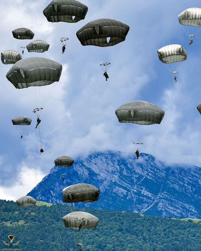u-s-army-paratroopers-descend-onto-juliet-drop-zone-v0-6cud2hyirxgb1.jpg