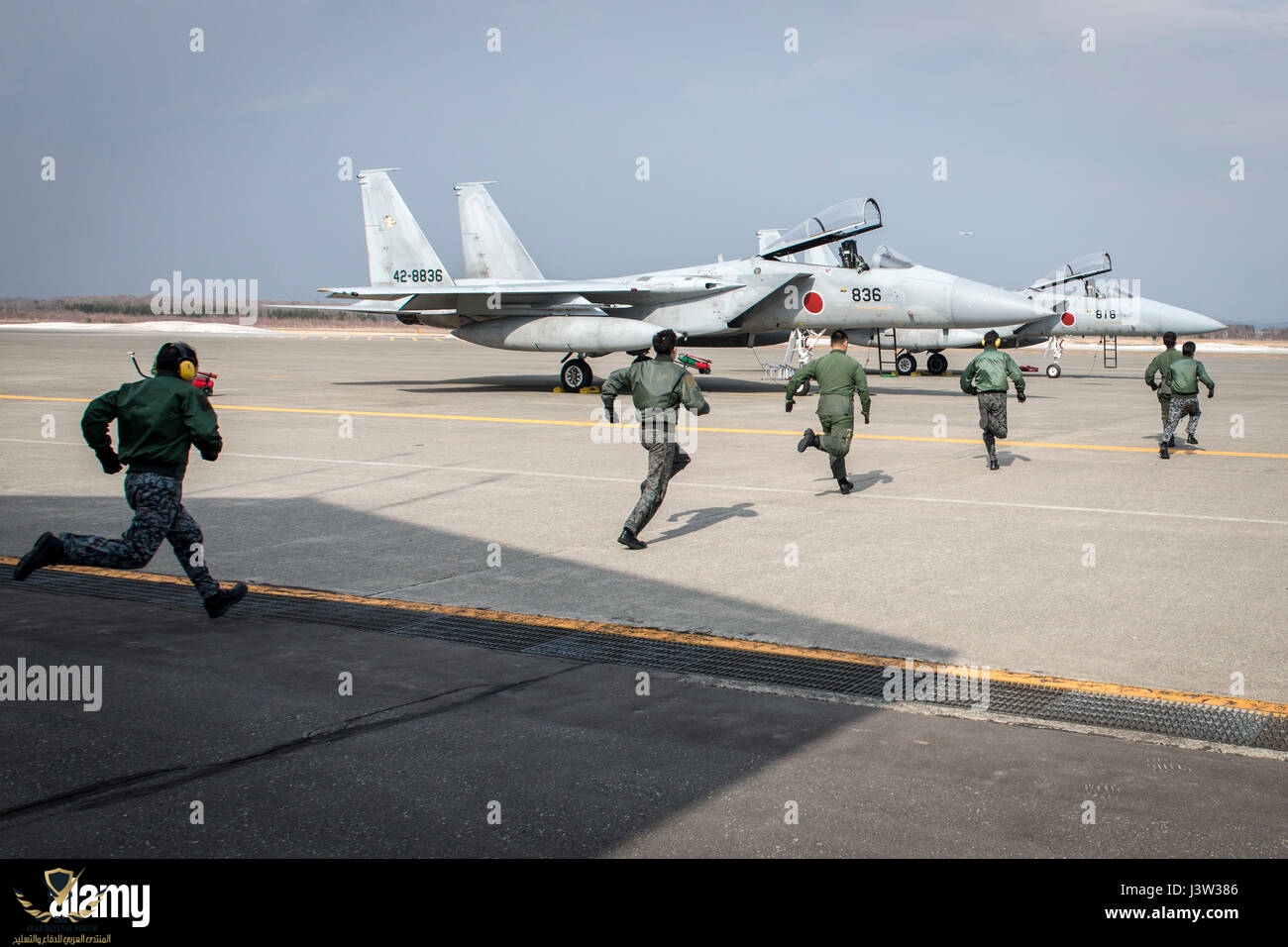 koku-jieitai-pilots-race-to-two-mitsubishi-f-15j-eagles-during-a-scramble-J3W386.jpg