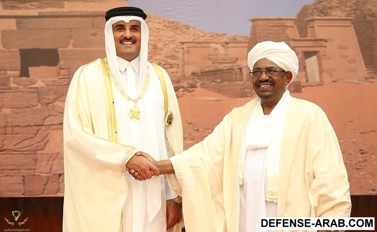 البشير_يمنح_أمير_قطر_وسام_الشرف_1.jpg