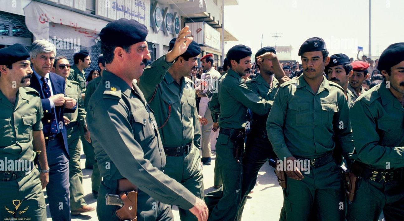 president-saddam-hussein-surrounded-by-army-body-guards-baghdad-iraq-AC59XE.jpg