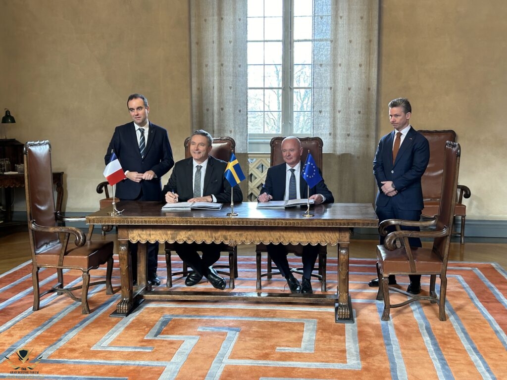 Saab-CEO-right-of-centre-and-MBDA-CEO-left-of-centre-at-signing-witnessed-by-Swedish-Minister-...jpg