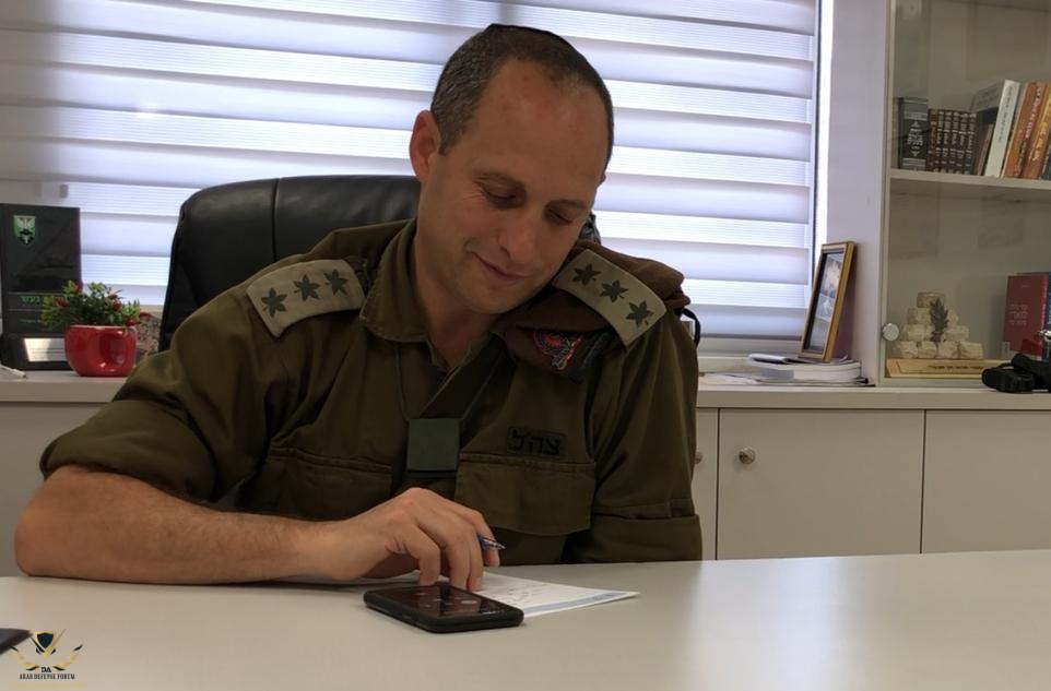 IDF_officers_talking_with_the_jewish_Zionist_underground_fighters_of_HaYishuv,_Israel_72nd_Ind...jpg
