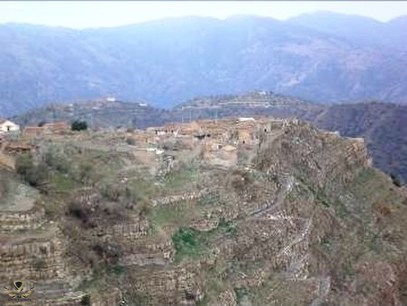 10_-_Kalâ_Beni_Abbès_Taâssasth_(la_vigie)_vers_le_versant_nord_du_village_donnant_sur_un_préci...jpg