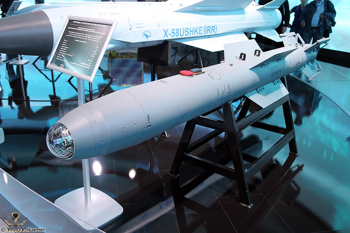 KAB-250LG-E_guided_bomb_at_MAKS-2015_01.jpg