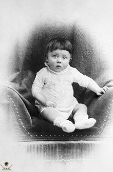 Bundesarchiv_Bild_183-1989-0322-506,_Adolf_Hitler,_Kinderbild_retouched.jpg