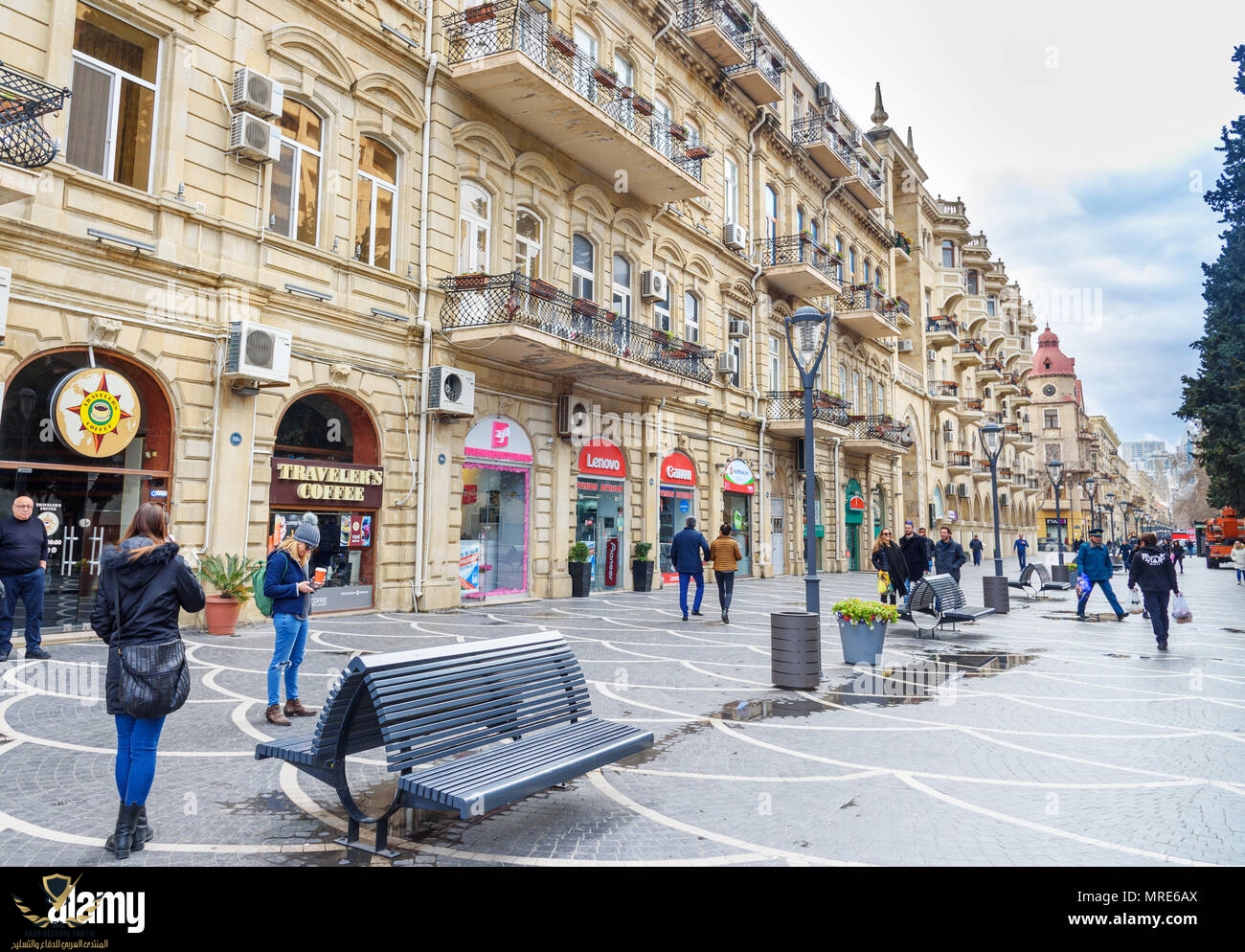 baku-azerbaidjan-mars-10-2018-les-gens-marchent-dans-la-rue-nizami-dans-ceter-de-ville-au-prin...jpg