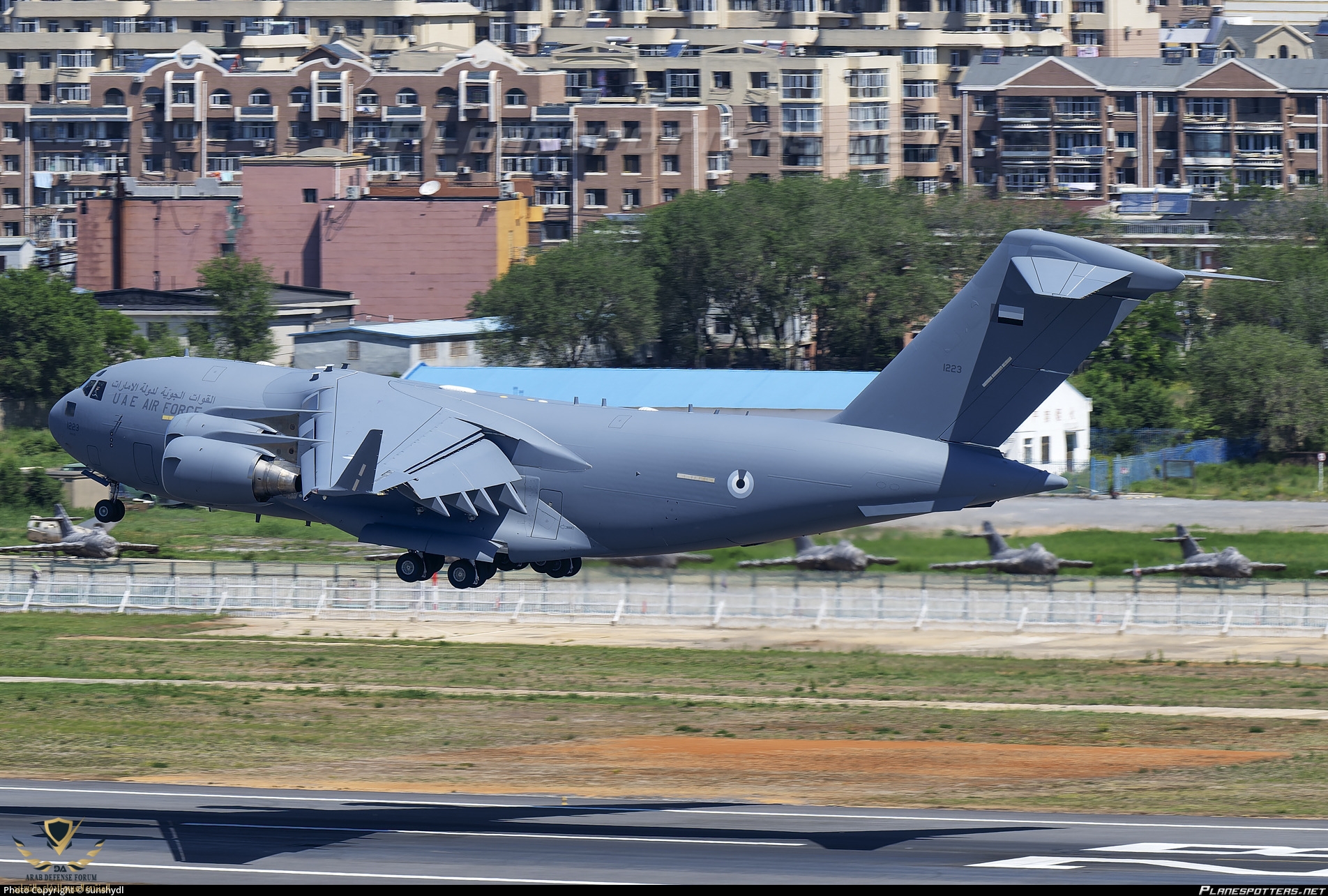 1223-united-arab-emirates-air-force-boeing-c-17a-globemaster-iii_PlanespottersNet_1359241_c144...jpg