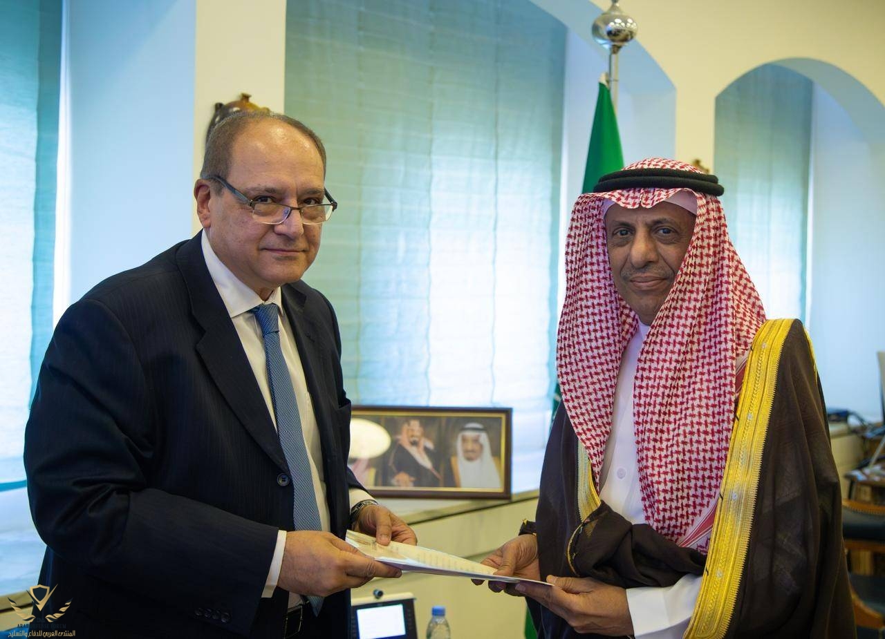 وكيل وزارة الخارجية السعودية لدى تسلمه الرسالة من السفير المصري أحمد فاروق.jpeg